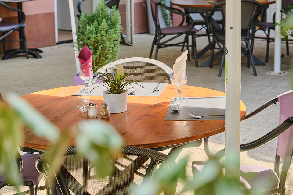 Pause gourmande en Alsace : la terrasse du Restaurant Notre Dame, lieu idéal pour déguster